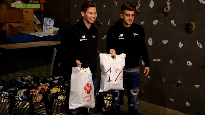 Piłkarze Lechii pakowali prezenty dla Caritas [WIDEO]