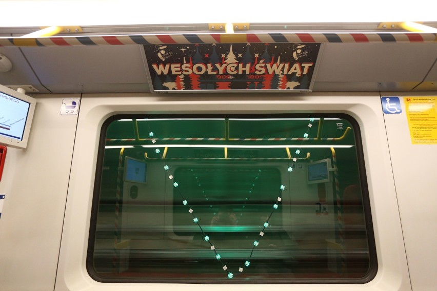 Świąteczne metro w Warszawie 2019. Kolorowe pociągi ponownie wyjechały na trasę. Zobaczcie, jak wyglądają [ZDJĘCIA]