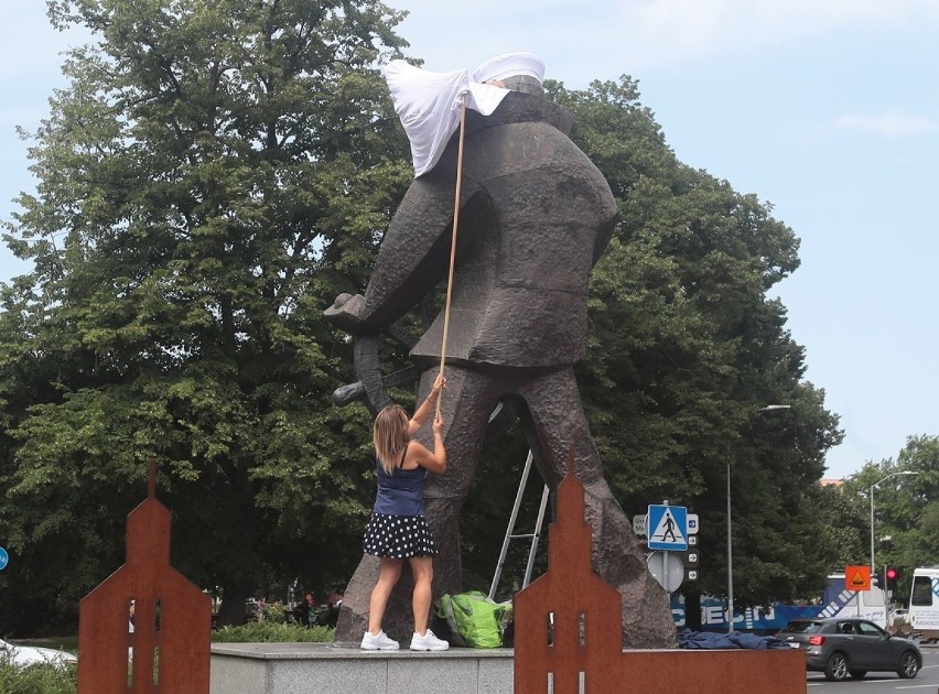 Marynarz z Alei Fontann w nowym żeglarskim stroju