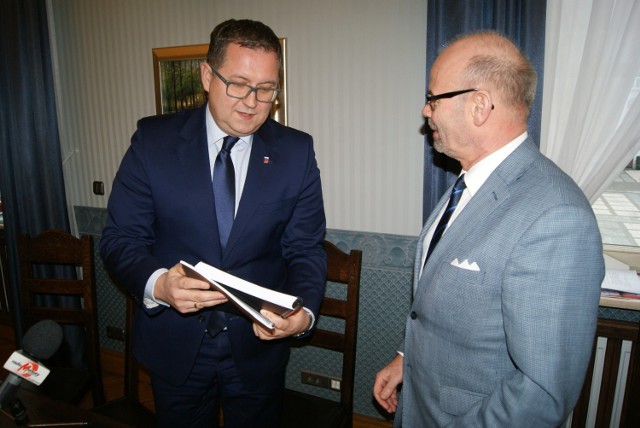 Prezydent Kalisza Grzegorz Sapiński przekazał projekt budżetu miasta na 2017 rok Andrzejowi Plichcie, przewodniczącemu Rady Miejskiej Kalisza