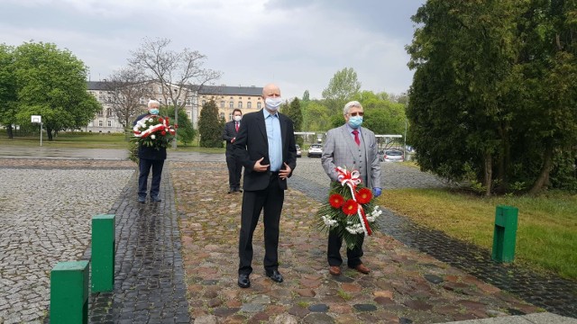 Organizacje lewicowe złożyły kwiaty pod pomnikiem Wolność, Praca, Godność w Sosnowcu z okazji Święta Pracy 1 maja.