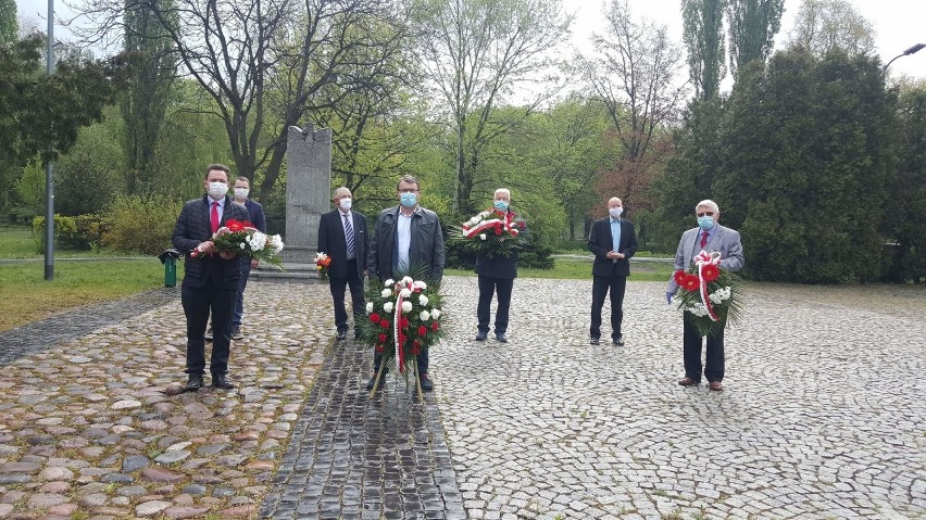 Organizacje lewicowe złożyły kwiaty pod pomnikiem Wolność,...