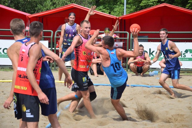Siedem drużyn żeńskich i siedem drużyn męskich wzięło udział w rozgrywkach w plażową piłkę ręczną Beach Cup Open w Inowrocławiu. Wśród ekip męskich najlepszymi okazali się gospodarze - Ekoserwis Damy Radę Inowrocław