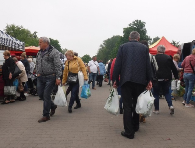 Na targowisku Korej w czwartek 25 maja od wczesnych godzin rannych panował wzmożony ruch. Dla wielu radomian robienie zakupów na Korei  stało się tradycją. Wybór produktów jest tam zawsze większy niż w sklepie. Jest w czym wybierać. Sprawdziliśmy ceny.

Zobaczcie zdjęcia na kolejnych slajdach.