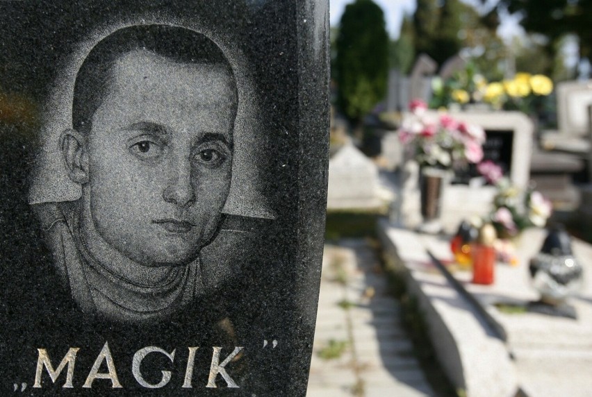 Grób Piotra "Magika" Łuszcza znajduje się na cmentarz w...