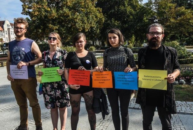 Stowarzyszenie Stan Równości ogłosiło wczoraj (wtorek 18 września), że pierwszy Marsz Równości w Bydgoszczy odbędzie się 11 maja 2019 roku. Tym samym Bydgoszcz dołączy do Poznania, Warszawy, Szczecina, Torunia, Konina i wielu innych miejscowości w Polsce, gdzie jest już przestrzeń do walki o prawa osób LGBT.

Przy okazji Marszu Równości w Bydgoszczy zorganizowany zostanie Pride Week, albo przynajmniej Pride Weekend. Szykują się też różne wydarzenia poprzedzające. Na razie nie wiadomo jeszcze, jakie konkretnie, nie znany jest jeszcze także scenariusz marszu ani jego trasa. 

Marsz Równości w Szczecinie 2018
