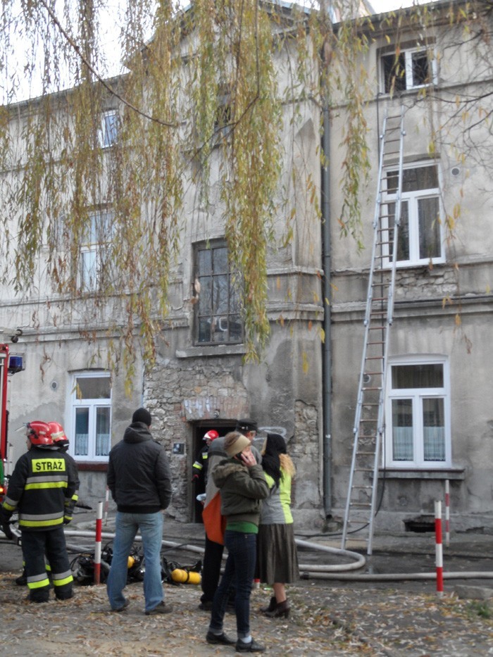 Tragiczny pożar kamienicy w  Częstochowie [ZDJĘCIA]. Przy Alei NMP zginęły cztery osoby [WIDEO]