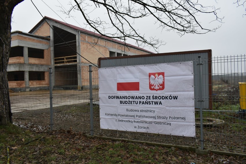 Komenda straży pożarnej w Żarach pnie się do góry. Najnowsze zdjęcia z placu budowy