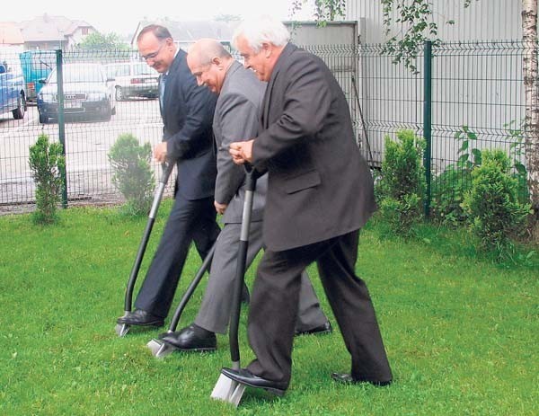 Symboliczne wbicie łopat oznacza początek  inwestycji