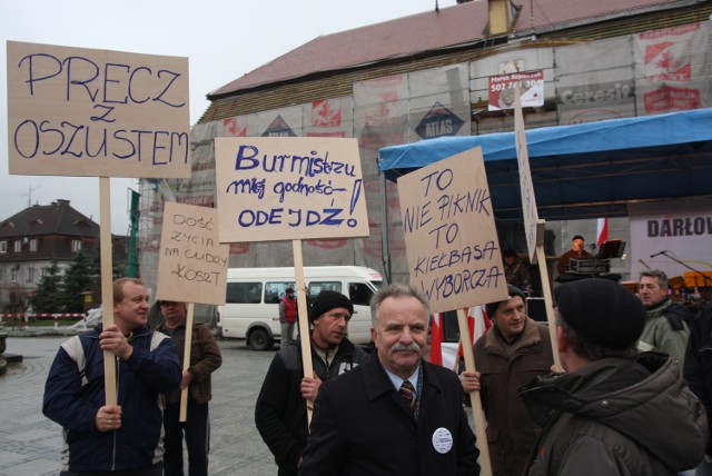 Na pierwszym planie Czesław Woźniak, członek PO, który próbował skłonić demonstrantów do zakończenia protestu