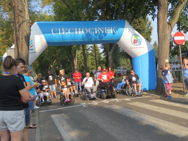 Po raz 28. w Ciechocinku zorganizowano Mini Maraton Integracyjny "Bieg Solny", w którym udział wzięli uczestnicy z niepełnosprawnościami i osoby zdrowe.
