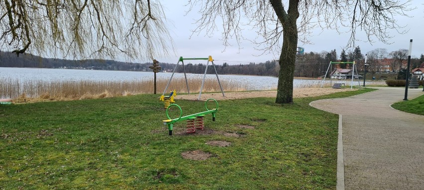 W Ińsku nad jeziorem powstał plac zabaw dla dzieci