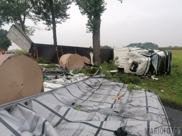 Wypadek w Łukowicach Brzeskich. Na drodze krajowej nr 39 wywrócił się tir z transportem bel papieru. Dwie osoby ranne: kierowca i dziecko