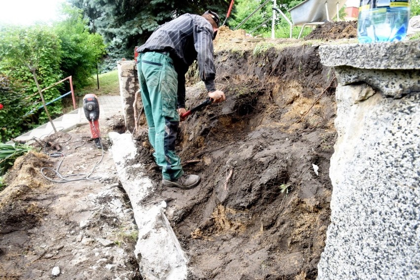 Przy ulicy Piaskowej 13 w Zielonej Górze, zburzono mur, po...