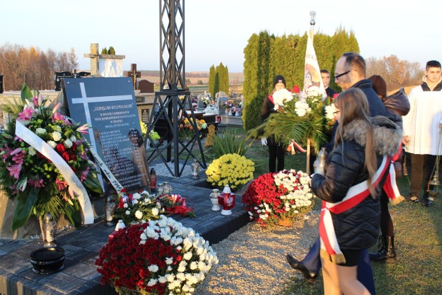 Cmentarz w Ujkowicach. Uroczystości odsłonięcia tablicy ku czci zamordowanych przez banderowskich nacjonalistów.