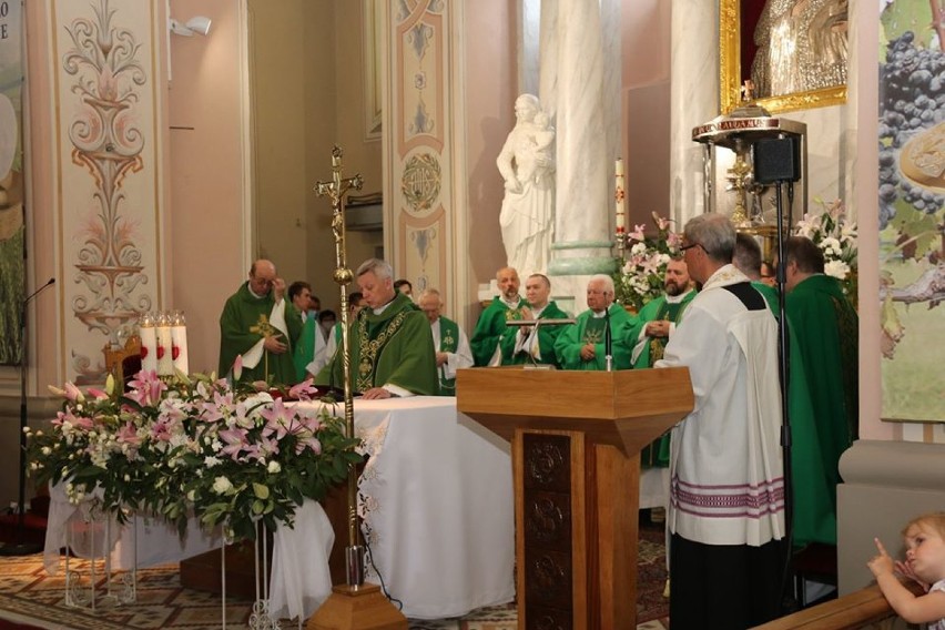 Parafia św. Antoniego w Sokółce ma nowego proboszcza. Wprowadzeniu nowego duszpasterza towarzyszyły tłumy wiernych oraz samorządowcy