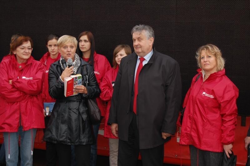 KONFERENCJA SLD: Czerwony autobus z kandydatami SLD na kwidzyńskim rynku [FOTO]