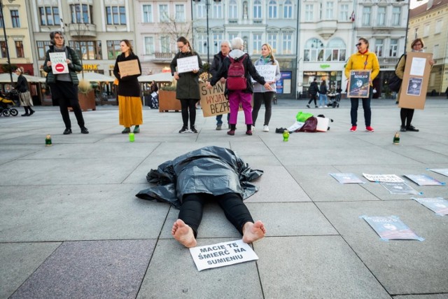 Kilkadziesiąt osób 31 października 2021 r. w Bydgoszczy wzięło udział w milczącym proteście na płycie Starego Rynku na znak sprzeciwu niehumanitarnemu traktowaniu uchodźców, którzy utknęli na białorusko-polskiej granicy, umierając w lasach