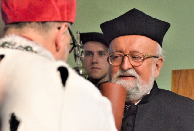 W maju 2014 r. prof. Krzysztof Penderecki (jeden z najwybitniejszych kompozytorów, dyrygentów i pedagogów przełomu XX i XXI w. na świecie zmarł 29 marca 2020 r. w wieku 86 lat) odebrał w Auli UZ przy ul. Podgórnej tytuł doctora honoris causa Uniwersytetu Zielonogórskiego. Dzień wcześniej profesor wraz z małżonką spotkał się w Bibliotece Uniwersyteckiej z pracownikami i studentami, a wieczorem wysłuchał koncertu w Filharmonii Zielonogórskiej. 

Natomiast w marcu 2008 r. prof. Krzysztof Penderecki w kościele pw. św. Ducha – na finał Festiwalu Dni Muzyki nad Odrą - zaprezentował swoje słynne Polskie Requiem i Stabat Mater z Pasji wg św. Łukasza. Dzieła wykonali: Orkiestra Symfoniczna Filharmonii Zielonogórskiej, Chór Polskiego Radia w Krakowie, Zespół Śpiewaków Miasta Katowice Camerata Silesia oraz soliści: Izabela Kłosińska (sopran), Agnieszka Rehlis (alt), Rafał Bartmiński (tenor), Romuald Tesarowicz (bas). 

Tamten koncert zapisał się w pamięci słuchaczy. - Od ponad 10 lat jestem zafascynowany muzyką Krzysztofa Pendereckiego. Koncert pod jego batutą, który odbył się w 2008 r. w kościele pw. Ducha Świętego w Zielonej Górze, był moim najsilniejszym muzycznym przeżyciem. To było wstrząsające, a ja nie mogłem się pozbierać przez tydzień. Żegnaj Mistrzu... – wspomina zielonogórzanin Kajetan Suder, połowa muzycznego duetu Biała Ćma. - Mój ulubiony utwór to monumentalny Tren Ofiarom Hiroszimy. Muzyka straszna i wspaniała.