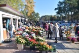 Wszystkich Świętych na Firleju w Radomiu. Od rana na cmentarzu jest bardzo dużo ludzi (ZDJĘCIA)