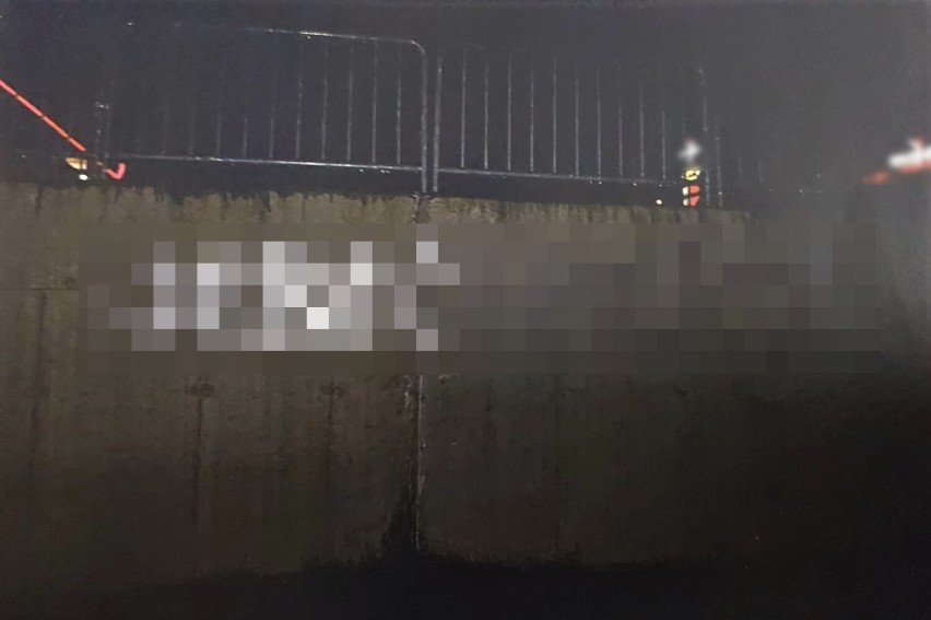 Nowy Sącz. Pseudografficiarze odpowiedzą za zniszczenie muru. Policja złapała ich „na gorącym uczynku” 