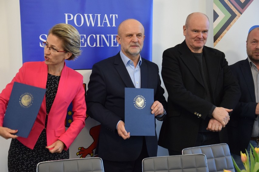 Podpisanie umowy - od prawej dyrektor Kronospanu Krzysztof...