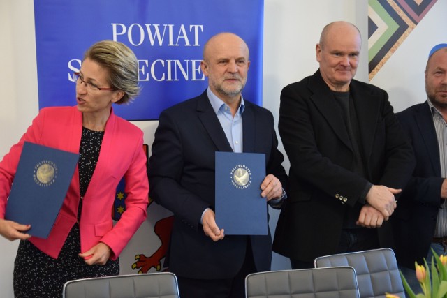 Podpisanie umowy - od prawej dyrektor Kronospanu Krzysztof Aleksandrowi, starosta szczecinecki Krzysztof Lis, rektor PK Danuta Zawadzka
