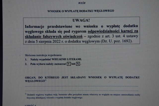 Wzór wniosku jest dostępny w ośrodkach pomocy społecznej (gdzie są przyjmowane). W wielu przypadkach można je pobrać ze stron internetowych gmin