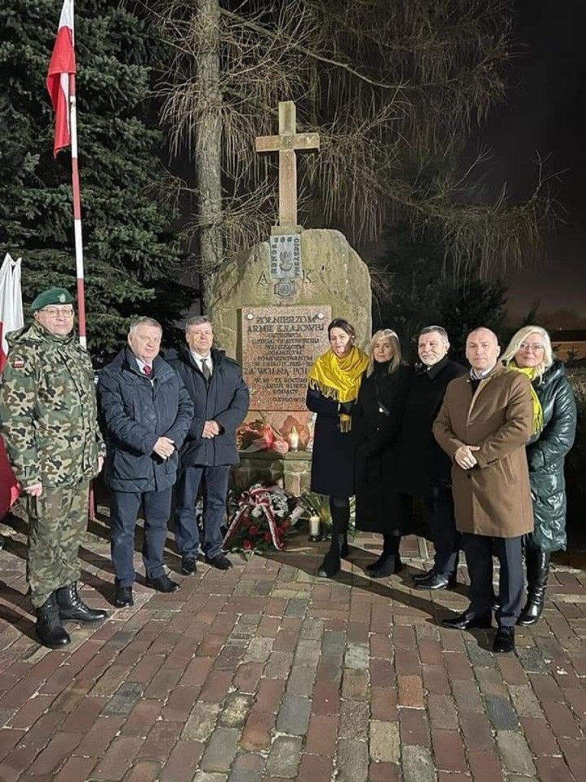 W Ostrowcu Świętokrzyskim uczcili pamięć o Żołnierzach Wyklętych. Złożono kwiaty przed pomnikiem Armii Krajowej. Zobacz zdjęcia