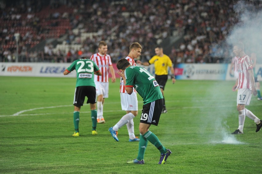 Petarda ogłuszyła piłkarza podczas meczu Cracovia - Legia [ZDJĘCIA]