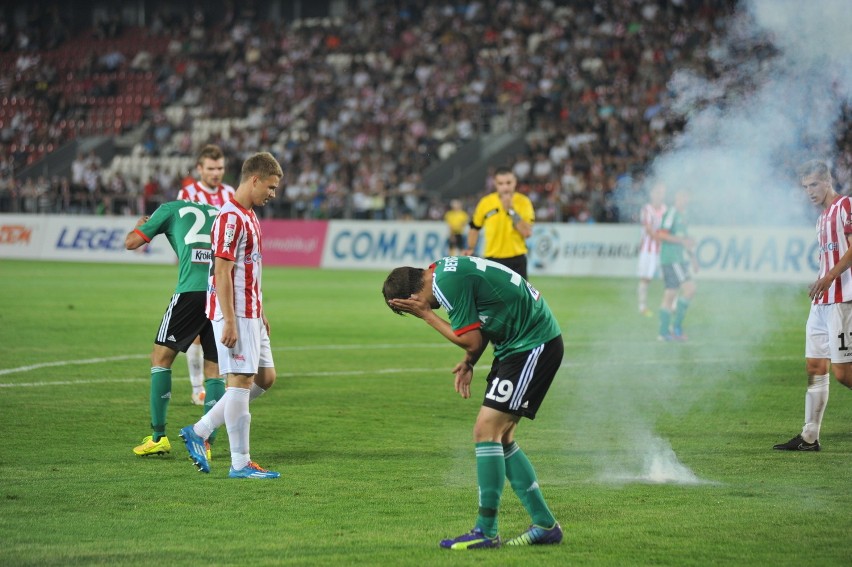 Petarda ogłuszyła piłkarza podczas meczu Cracovia - Legia [ZDJĘCIA]