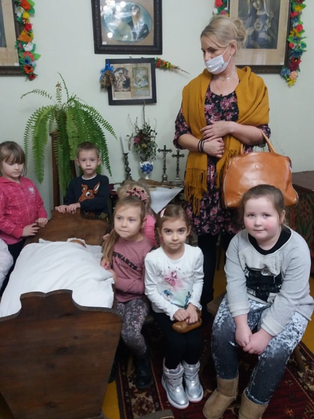 Przedszkolaki z Osięcin z wizytą w Izbie Regionalnej Radziejowa