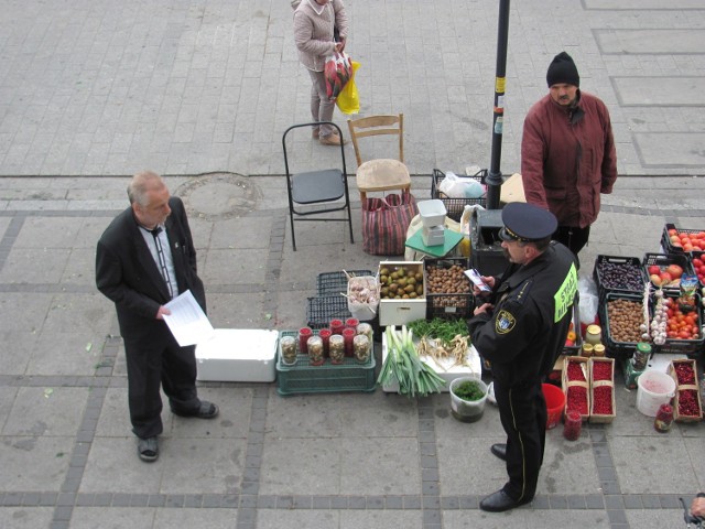 Strażnik miejski nakazuje usunąć stoisko z warzywami i owocami