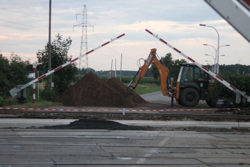 Remont przejazdu kolejowego na ul. Raszkowskiej. Ruch kołowy wstrzymany do końca sierpnia! [ZDJĘCIA]