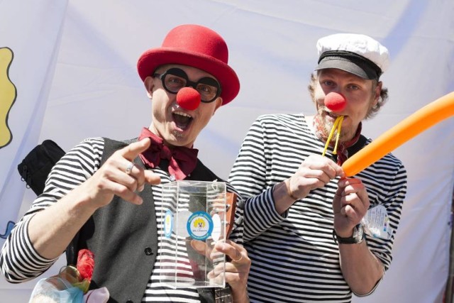 W sobotę 10 czerwca Nowy Świat zamieni się w wielką krainę uśmiechu. Fundacja Dr Clown zaprasza na Festiwal Uśmiechu. Program wspólnej zabawy będzie pełen atrakcji:
pokazy i warsztaty iluzji, klaunady i żonglerki, Hawajska Wyspa – warsztaty muzyczne, tworzenie przeszkadzajek i spódniczek hawajskich, taniec hula,  Bajkofabryka  stwórz pacynkę, napisz bajkę, uśmiech w kosmosie! – zbuduj rakietę, weź udział w kosmicznych warsztatach z żonglerki, Kartonowa zagroda – dojenie krowy, strzyżenie owcy, karmienie kozy, łowienie ryb. Na miejscu będzie też kącik krawiecki dla dzieci, w którym będą powstawać "Szmacianki-przytulanki", kącik z przebraniami za postaci z bajek, gabinet lekarski Szopa Mieczysława. Chętni będą mogli uczestniczyć w warsztatach bębniarskich. A do tego oczywiście to co dzieci lubią najbardziej czyli: wata cukrowa, malowanie na folii, tańce integracyjne, loteria z nagrodami, malowanie twarzy.

10 czerwca (sobota), godz. 13-20, ul.Nowy Świat