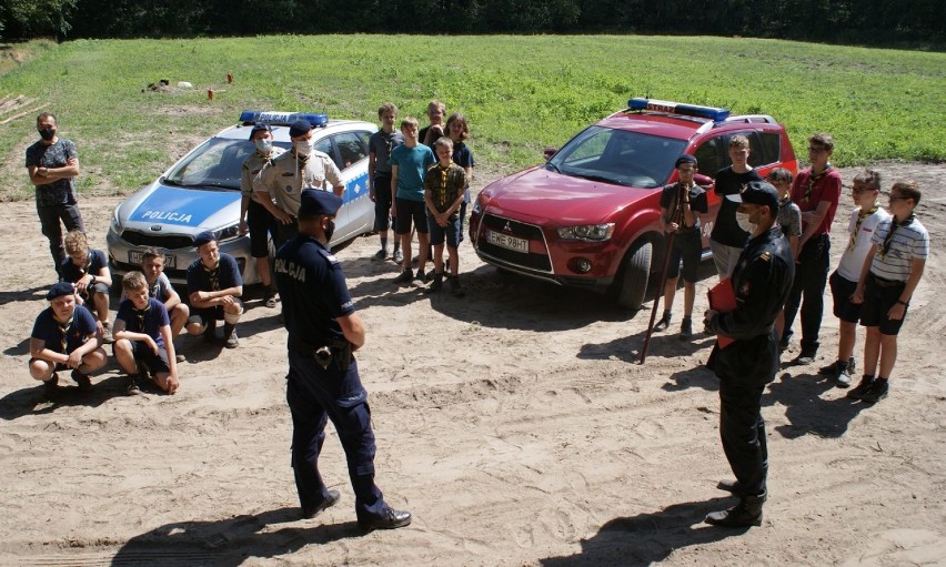 Policjanci i strażacy  skontrolowali harcerski obóz, który stanął w pobliżu Wielunia i Wieruszowa ZDJĘCIA