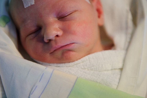 Oto Marcel Frączek, pierwszy tarnowianin urodzony w 2013 roku. Rodzice chłopczyka dostali od magistratu 2 tys. zł