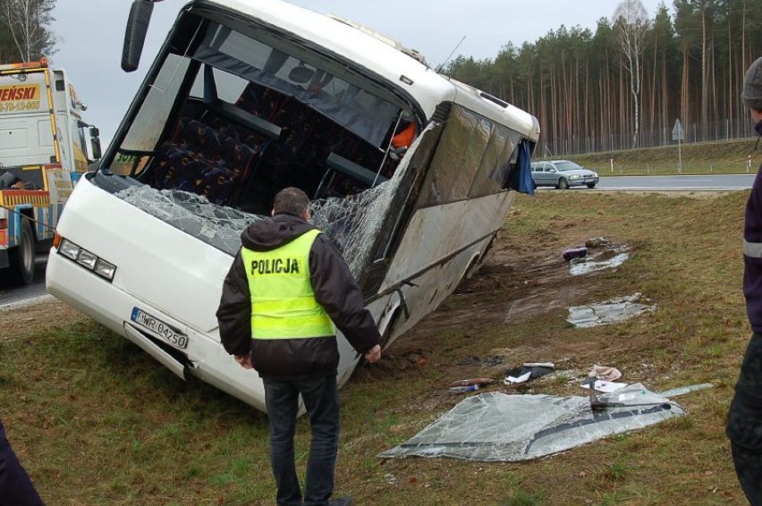 Wypadek autobusu w Bralinie. Wiózł 33 pasażerów. 4 osoby przewieziono do szpitala [ZDJĘCIA]