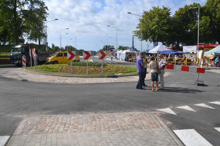 Rondo przy targowisku w Malborku otwarte dla kierowców. Jest mały problem z drogą 