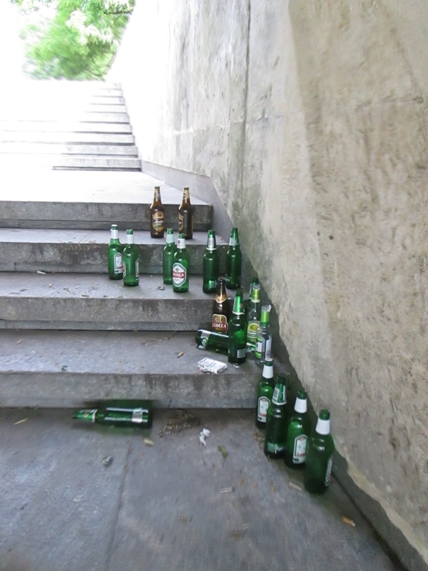 Piją alkohol pod Pomnikiem Armii Poznań