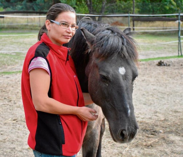 Stana Tilesova-Rychlewska od lat pracuje z końmi. Z ich pomocą pomaga dzieciom