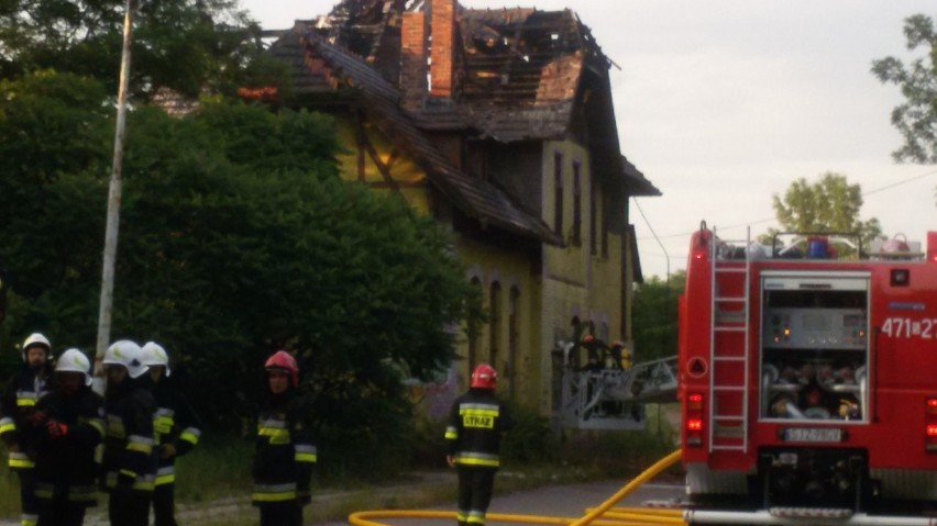 Pożar w Jastrzębiu: pali się dawny dworzec PKP