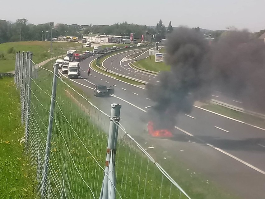 Pożar radiowozu pod Cieszynem. Policyjna kia ceed spłonęła doszczętnie. Co się stało? ZDJĘCIA 