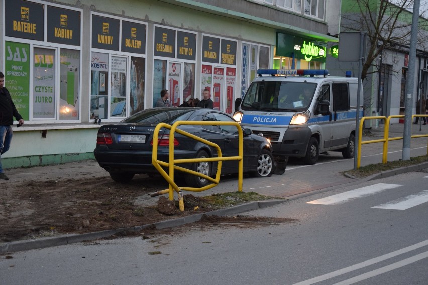 Miastko. Rozpędzony mercedes skosił znak i wjechał w barierki (FOTO)