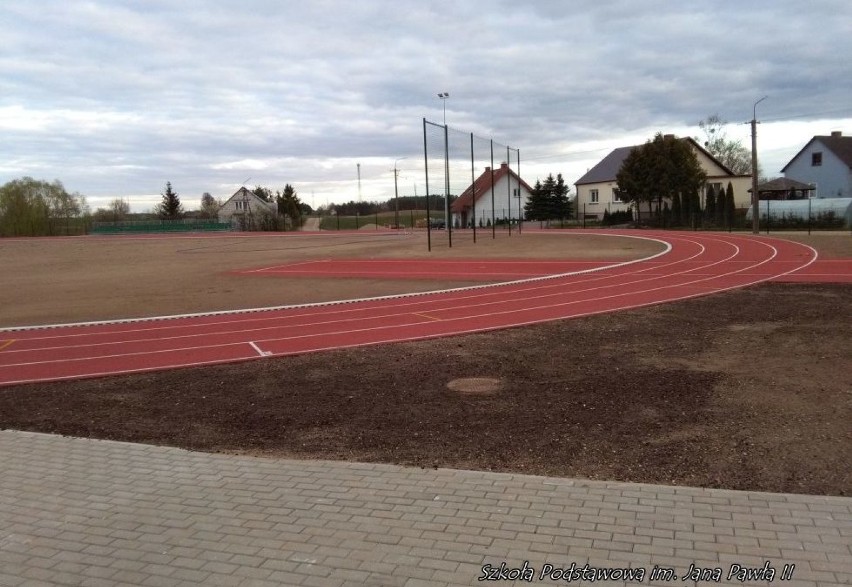 Przy Szkole Podstawowej w Krasnopolu powstały boisko, bieżnie i skocznia