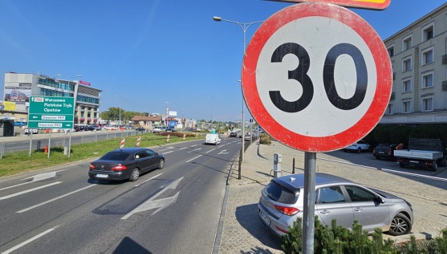 W rejonie wielu skrzyżowań w Kielcach tak jak Żelaznej i Gosiewskiego ustawiono znaki ograniczenia prędkości do 30 kilometrów na godzinę. Nie zostaną one na stałe. Są związane z prowadzeniem inwestycji drogowej.
