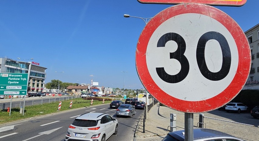 Ograniczenie prędkości do 30 kilometrów na godzinę przed wieloma skrzyżowaniami w Kielcach. Dlaczego?