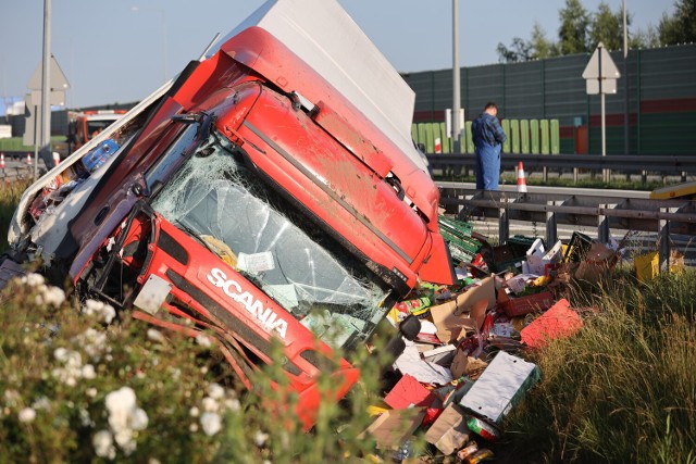 Ciągnik siodłowy zniszczył bariery energochłonne, ściął słup oświetleniowy i wjechał do rowu na S8 w Piotrkowie.