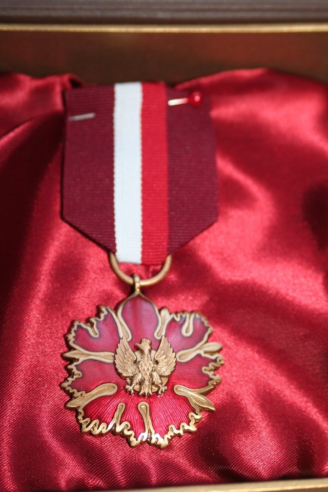 Janusz Kortas został odznaczony brązowym medalem Gloria Artis. Odznaczenie przekazano rodzinie zmarłego