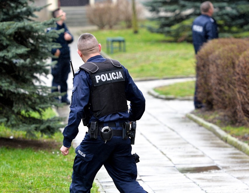 33-latek kopał w radiowóz i policjantów w Starym Brześciu